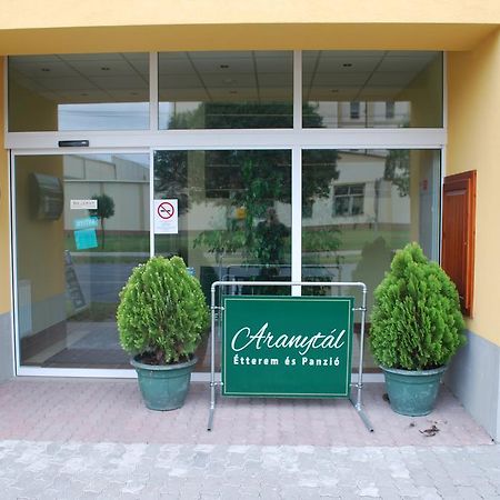 Aranytal Panzio Bed & Breakfast Komarom Ngoại thất bức ảnh