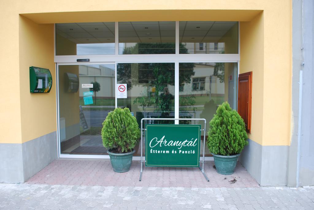 Aranytal Panzio Bed & Breakfast Komarom Ngoại thất bức ảnh