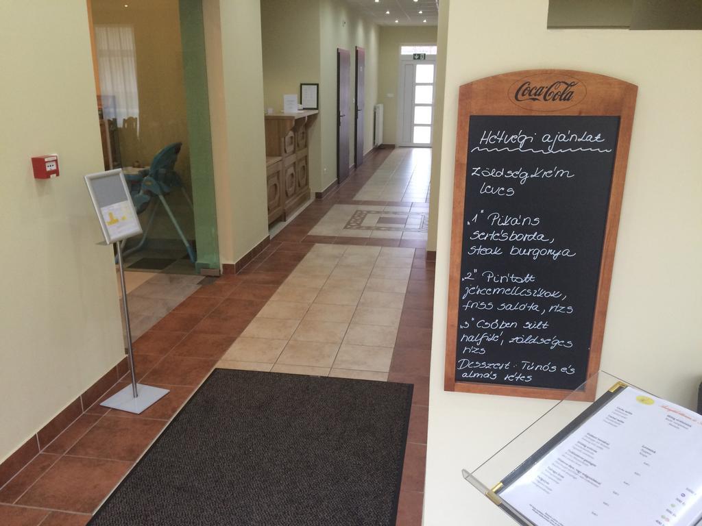 Aranytal Panzio Bed & Breakfast Komarom Ngoại thất bức ảnh