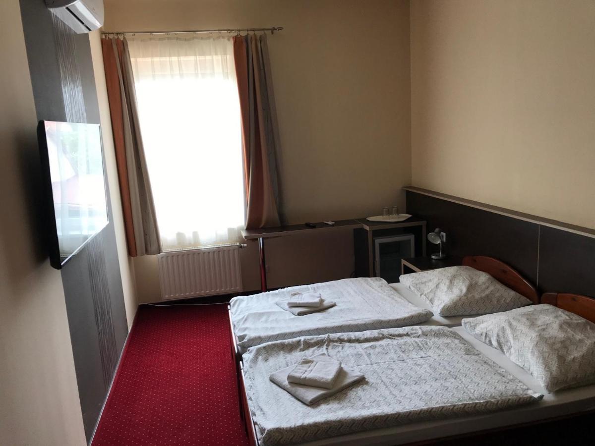 Aranytal Panzio Bed & Breakfast Komarom Ngoại thất bức ảnh
